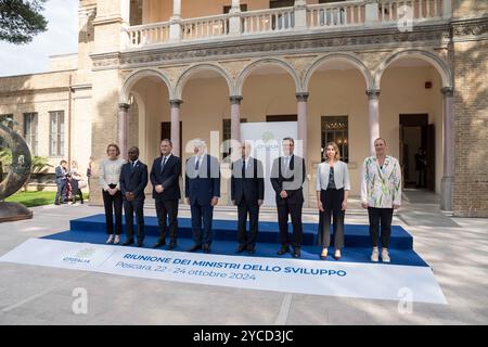 Pescara, Abruzzes, Italie. 22 octobre 2024. De la gauche Administrateur adjoint de l'Agence des États-Unis pour le développement international (USAID) Isobel Coleman, Secrétaire d'Etat à la Francophonie et aux partenariats internationaux au Ministre de l'Europe et des Affaires étrangères Thani Mohamed Soilihi, Vice-Ministre italien des Affaires étrangères et de la coopération internationale Edmondo Cirielli, Ministre italien des Affaires étrangères Antonio Tajani, Vice-Ministre japonais Yoshifumi Tsuge, Ministre fédéral de la coopération économique et du développement Thomas Piesh, Directeur général des Affaires humanitaires Banque D'Images