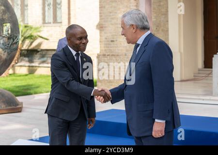 Pescara, Abruzzes, Italie. 22 octobre 2024. Le Secrétaire d’État à la Francophonie et aux partenariats internationaux auprès du ministre de l’Europe et des Affaires étrangères Thani Mohamed Soilihi et du ministre italien des Affaires étrangères Antonio Tajani lors de la cérémonie de bienvenue du Sommet des ministres du développement du Groupe des sept (G7) à l’Aurum à Pescara, en Italie, le 22 octobre 2024. Le principal objectif du Sommet des ministres du développement du G7 à Pescara est de consolider la nouvelle approche stratégique de l'Afrique promue par l'Italie et fondée sur des partenariats égaux et une croissance économique partagée. À cette fin, la procédure Pescara Banque D'Images