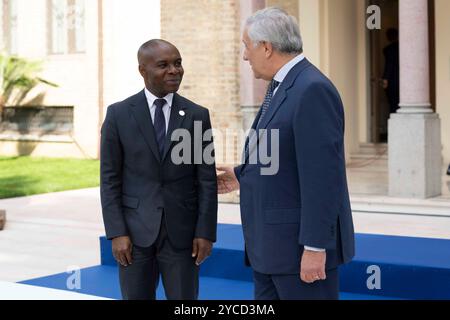 Pescara, Abruzzes, Italie. 22 octobre 2024. Le Secrétaire d’État à la Francophonie et aux partenariats internationaux auprès du ministre de l’Europe et des Affaires étrangères Thani Mohamed Soilihi et du ministre italien des Affaires étrangères Antonio Tajani lors de la cérémonie de bienvenue du Sommet des ministres du développement du Groupe des sept (G7) à l’Aurum à Pescara, en Italie, le 22 octobre 2024. Le principal objectif du Sommet des ministres du développement du G7 à Pescara est de consolider la nouvelle approche stratégique de l'Afrique promue par l'Italie et fondée sur des partenariats égaux et une croissance économique partagée. À cette fin, la procédure Pescara Banque D'Images