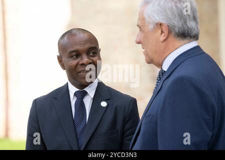 Pescara, Abruzzes, Italie. 22 octobre 2024. Le Secrétaire d’État à la Francophonie et aux partenariats internationaux auprès du ministre de l’Europe et des Affaires étrangères Thani Mohamed Soilihi et du ministre italien des Affaires étrangères Antonio Tajani lors de la cérémonie de bienvenue du Sommet des ministres du développement du Groupe des sept (G7) à l’Aurum à Pescara, en Italie, le 22 octobre 2024. L'objectif principal du Sommet des ministres du développement du G7 à Pescara, est de consolider la nouvelle approche stratégique.pour l'Afrique promue par l'Italie et basée sur des partenariats égaux et partagés.croissance économique. À cette fin, la procédure Pescara Banque D'Images