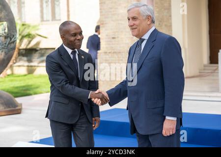 Pescara, Abruzzes, Italie. 22 octobre 2024. Le Secrétaire d’État à la Francophonie et aux partenariats internationaux auprès du ministre de l’Europe et des Affaires étrangères Thani Mohamed Soilihi et du ministre italien des Affaires étrangères Antonio Tajani lors de la cérémonie de bienvenue du Sommet des ministres du développement du Groupe des sept (G7) à l’Aurum à Pescara, en Italie, le 22 octobre 2024. Le principal objectif du Sommet des ministres du développement du G7 à Pescara est de consolider la nouvelle approche stratégique de l'Afrique promue par l'Italie et fondée sur des partenariats égaux et une croissance économique partagée. À cette fin, la procédure Pescara Banque D'Images