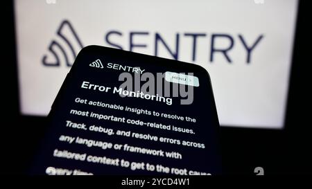 Dans cette illustration photo, le site Web de la société américaine Functional Software Inc (Sentry) est vu affiché sur un smartphone devant le logo de l'entreprise. Banque D'Images