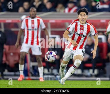 22 octobre 2024 ; stade Bet365, Stoke, Staffordshire, Angleterre; EFL Championship Football, Stoke City contre Bristol City ; Bae Jun-Ho de Stoke City chasse un ballon lâche Banque D'Images