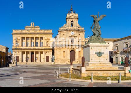 Place du peuple et église de SS. Maria delle Grazie, Vittoria, Raguse, Sicile, Italie Banque D'Images