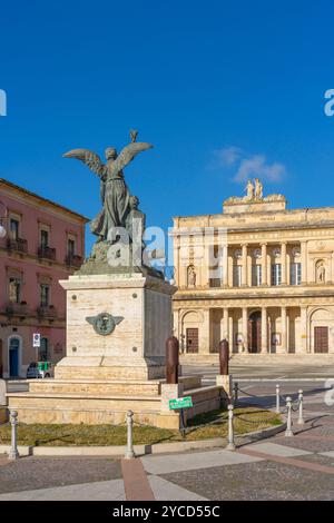 Place du peuple et église de SS. Maria delle Grazie, Vittoria, Raguse, Sicile, Italie Banque D'Images