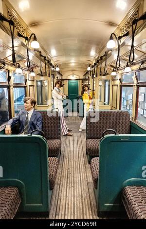 Intérieur de la 1923 Q Stock Underground car, London transport Museum, Londres, Angleterre Banque D'Images