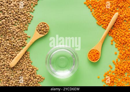 Lentilles bio brunes et rouges à tremper dans l'eau - Lens culinaris. Banque D'Images