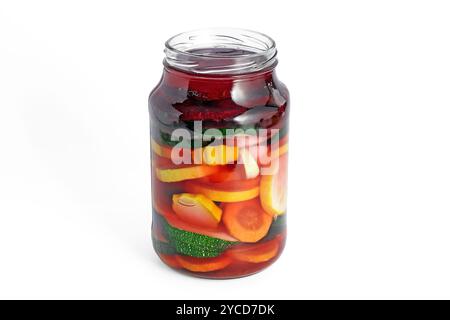 pot de légumes fermentés marinés isolé sur fond blanc. Banque D'Images