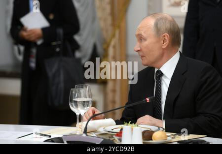 Kazan, Russie. 22 octobre 2024. Le président russe Vladimir Poutine lors du dîner de gala d’ouverture du 16ème sommet BRICS au Kremlin de Kazan, le 22 octobre 2024 à Kazan, Tatarstan, Russie. Credit : Sergey Bobylev/BRICS-Russia2024.Ru/Alamy Live News Banque D'Images