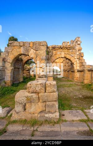 Porte voûtée de l'ancienne ville gréco-romaine de Tindari, zone archéologique de ​​Tindari, Tindari, Patti, Messine, Sicile, Italie Banque D'Images