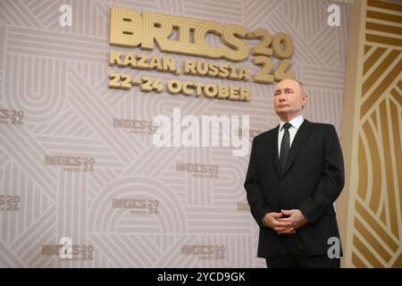 Kazan, Russie. 22 octobre 2024. Le président russe Vladimir Poutine, attend de saluer les invités pour le dîner de gala inaugurant le 16ème sommet BRICS au Kremlin de Kazan, le 22 octobre 2024 à Kazan, Tatarstan, Russie. Kazan, Russie. 22 octobre 2024. Crédit : Grigory Sysoev/BRICS-Russia2024.Ru/Alamy Live News Banque D'Images