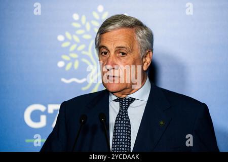 Pescara, Abruzzes, Italie. 22 octobre 2024. Le ministre italien des Affaires étrangères Antonio Tajani s’exprime lors de la conférence de presse finale de la journée lors du Sommet des ministres du développement du Groupe des sept (G7) à l’Aurum à Pescara, en Italie, le 22 octobre 2024. Le principal objectif du Sommet des ministres du développement du G7 à Pescara est de consolider la nouvelle approche stratégique de l'Afrique promue par l'Italie et fondée sur des partenariats égaux et une croissance économique partagée. À cette fin, les travaux de Pescara seront centrés sur trois thèmes prioritaires : sécurité alimentaire et systèmes agroalimentaires durables, infrastructures durables Banque D'Images