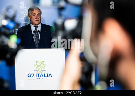 Pescara, Abruzzes, Italie. 22 octobre 2024. Le ministre italien des Affaires étrangères Antonio Tajani s’exprime lors de la conférence de presse finale de la journée lors du Sommet des ministres du développement du Groupe des sept (G7) à l’Aurum à Pescara, en Italie, le 22 octobre 2024. Le principal objectif du Sommet des ministres du développement du G7 à Pescara est de consolider la nouvelle approche stratégique de l'Afrique promue par l'Italie et fondée sur des partenariats égaux et une croissance économique partagée. À cette fin, les travaux de Pescara seront centrés sur trois thèmes prioritaires : sécurité alimentaire et systèmes agroalimentaires durables, infrastructures durables Banque D'Images