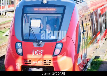 Berlin, Allemagne. 09 octobre 2024. Evelyn Palla, responsable du transport ferroviaire régional, est assise dans la voiture motrice d'un train régional. Palla a un permis de conduire de train. Crédit : Annette Riedl/dpa/Alamy Live News Banque D'Images