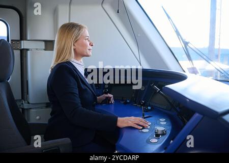 Berlin, Allemagne. 09 octobre 2024. Evelyn Palla, responsable du transport ferroviaire régional, est assise dans la voiture motrice d'un train régional. Palla a un permis de conduire de train. Crédit : Annette Riedl/dpa/Alamy Live News Banque D'Images