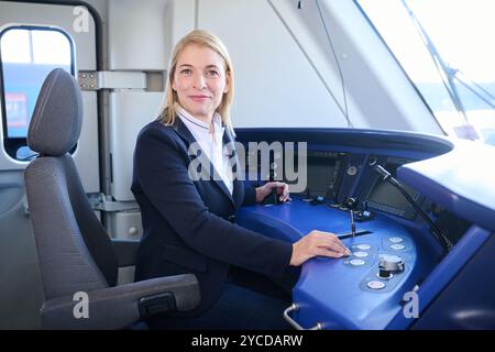 Berlin, Allemagne. 09 octobre 2024. Evelyn Palla, responsable du transport ferroviaire régional, est assise dans la voiture motrice d'un train régional. Palla a un permis de conduire de train. Crédit : Annette Riedl/dpa/Alamy Live News Banque D'Images