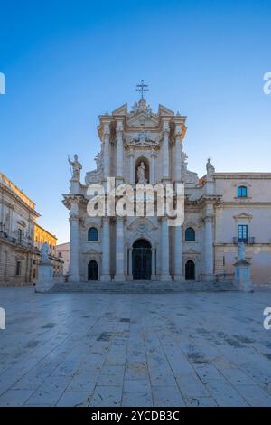 Piazza Duomo, Cathédrale métropolitaine de la Nativité de la Bienheureuse Vierge Marie, Ortigia, Sicile, Italie Banque D'Images