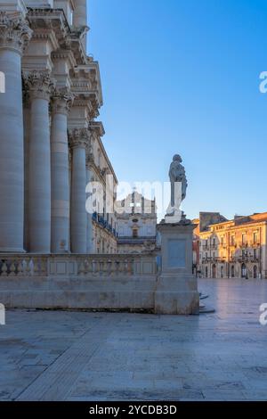 Piazza Duomo, Cathédrale métropolitaine de la Nativité de la Bienheureuse Vierge Marie, Ortigia, Sicile, Italie Banque D'Images