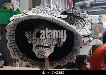 Mexico, Mexique. 22 octobre 2024. Une pièce de fibres de verre et de résine pour flotteurs allégoriques qui sera utilisée dans le cadre du Mega Day of the Dead Parade est vue à l'usine d'artisanat El Volador, est l'un des ateliers en charge de la fabrication des flotteurs, des costumes et de la marionnette ajolote monumentale qui mènera la prochaine parade Dia de Muertos à Mexico. Le 22 octobre 2024 à Mexico, Mexique. (Photo de Carlos Santiago/ crédit : Eyepix Group/Alamy Live News Banque D'Images