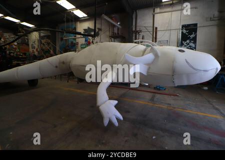 Mexico, Mexique. 22 octobre 2024. Une pièce de fibres de verre et de résine pour flotteurs allégoriques qui sera utilisée dans le cadre du Mega Day of the Dead Parade est vue à l'usine d'artisanat El Volador, est l'un des ateliers en charge de la fabrication des flotteurs, des costumes et de la marionnette ajolote monumentale qui mènera la prochaine parade Dia de Muertos à Mexico. Le 22 octobre 2024 à Mexico, Mexique. (Photo de Carlos Santiago/ crédit : Eyepix Group/Alamy Live News Banque D'Images