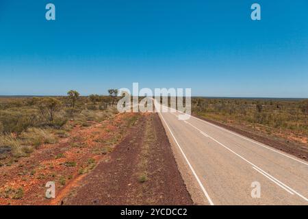 Les voyageurs embarquent pour une balade panoramique le long des autoroutes reculées du territoire du Nord australien, pour découvrir la beauté sereine de l'Outback. Le Clea Banque D'Images