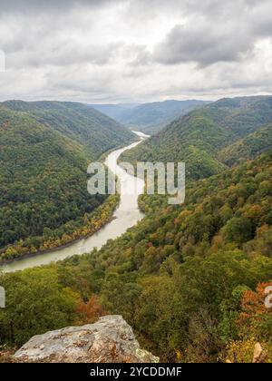 Une vue imprenable sur Grandview Rim au parc national de New River gorge, en Virginie occidentale, avec les couleurs vives du début de l'automne et un réseau local naturel spectaculaire Banque D'Images