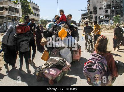 Gaza City, Palestine. 22 octobre 2024. Les Palestiniens déplacés fuient avec leurs familles et leurs biens après que l'armée israélienne a ordonné d'évacuer la partie nord de Gaza dans le cadre d'une opération militaire israélienne, à Jabalia, dans le nord de la bande de Gaza. Crédit : SOPA images Limited/Alamy Live News Banque D'Images
