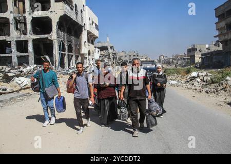 Gaza City, Palestine. 22 octobre 2024. Les Palestiniens déplacés fuient avec leurs familles et leurs biens après que l'armée israélienne a ordonné d'évacuer la partie nord de Gaza dans le cadre d'une opération militaire israélienne, à Jabalia, dans le nord de la bande de Gaza. Crédit : SOPA images Limited/Alamy Live News Banque D'Images