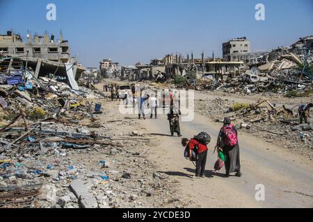 Gaza City, Palestine. 22 octobre 2024. Les Palestiniens déplacés fuient avec leurs familles et leurs biens après que l'armée israélienne a ordonné d'évacuer la partie nord de Gaza dans le cadre d'une opération militaire israélienne, à Jabalia, dans le nord de la bande de Gaza. Crédit : SOPA images Limited/Alamy Live News Banque D'Images