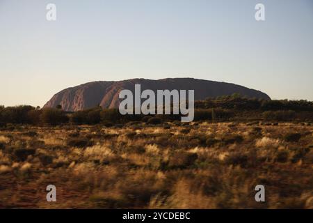 Uluru, ou Ayers Rock, est un massif monolithe de grès au cœur du « Red Center » aride du territoire du Nord. Banque D'Images