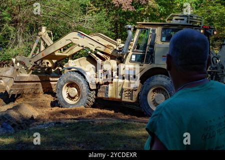 Wayne Robichaud, un soldat de la Garde nationale de Caroline du Nord affecté à la 883rd Engineer Company, exploite une excavatrice d'ingénieur à haute mobilité pour réparer la route menant à sa maison à Nebo, NC, Oct. 9, 2024. La Force opérationnelle interarmées de la Caroline du Nord travaille 24 heures sur 24, dans une douzaine de comtés pour obtenir l'aide dont les Caroliniens du Nord ont besoin. (Photo de la Garde nationale de l'armée américaine par le sergent d'état-major Joe Roudabush) Banque D'Images