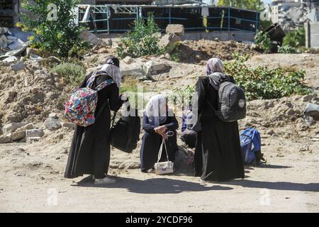 Gaza City, Palestine. 22 octobre 2024. Les Palestiniens déplacés fuient avec leurs familles et leurs biens après que l'armée israélienne a ordonné d'évacuer la partie nord de Gaza dans le cadre d'une opération militaire israélienne, à Jabalia, dans le nord de la bande de Gaza. (Photo de Mahmoud Issa/SOPA images/SIPA USA) crédit : SIPA USA/Alamy Live News Banque D'Images