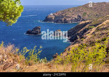 Phare de Cala Nans sur la côte rocheuse contre la mer Méditerranée bleue, près de Cadaques, Catalogne, Espagne. Banque D'Images