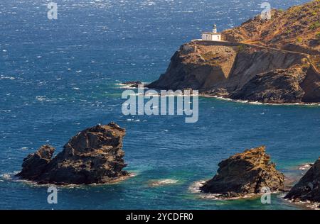Phare de Cala Nans sur la côte rocheuse contre la mer Méditerranée bleue, près de Cadaques, Catalogne, Espagne. Banque D'Images