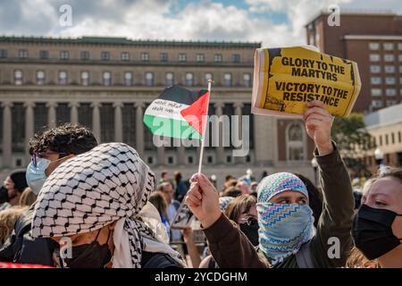 Manhattan, États-Unis. 07 octobre 2024. Étudiants pro-palestiniens de l'université Columbia marchant sur la cour du campus. Des centaines de manifestants pro-palestiniens se sont rassemblés pour marcher dans les rues de Manhattan pour protester contre les actions militaires que l'État d'Israël mène actuellement dans la région, affectant les Palestiniens à Gaza et en Cisjordanie, ainsi que le Liban avec les récentes opérations militaires de bombardement contre le Hezbolah. (Photo de Roy de la Cruz/SOPA images/SIPA USA) crédit : SIPA USA/Alamy Live News Banque D'Images