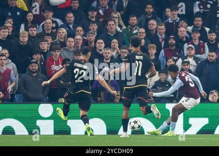 #31, Leon Bailey d'Aston Villa dans l'action attaquante comme #22, Charalampos Lykogiannis & #11, Dan Ndoye de Bologne se déplacent pour intercepter lors de l'UEFA Champions League, League Stage match entre Aston Villa et Bologna FC 1909 à Villa Park, Birmingham le mardi 22 octobre 2024. (Photo : Stuart Leggett | mi News) crédit : MI News & Sport /Alamy Live News Banque D'Images