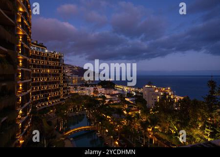 Funchal, Madère - 29.2024 : belle vue nocturne sur les hôtels de la baie dans la région du Lido, ville de Funchal. Île de Madère, Portugal Banque D'Images