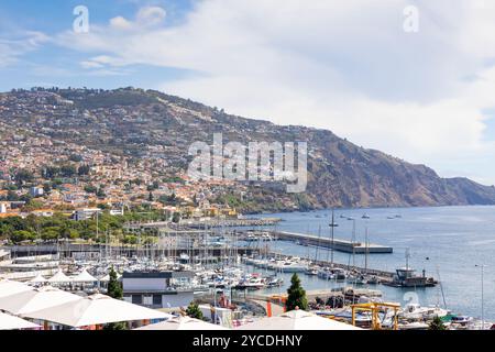 Funchal Marina et la vieille ville, paysage urbain de la ville de Funchal. Île de Madère, Portugal. Banque D'Images