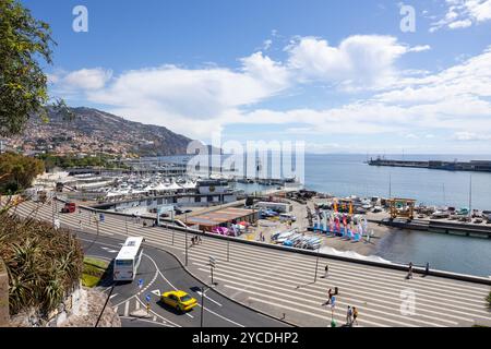 Funchal, Madère - 01.10.2024 : Promenade et Marina de Funchal sur l'île de Madère, Portugal. Banque D'Images