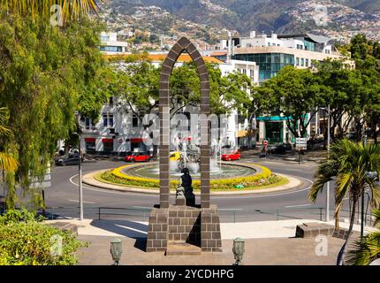 Statue de l'Infante Dom Henrique avec fontaine 'Rotunda do Infante' à Funchal. Île de Madère, Portugal Banque D'Images