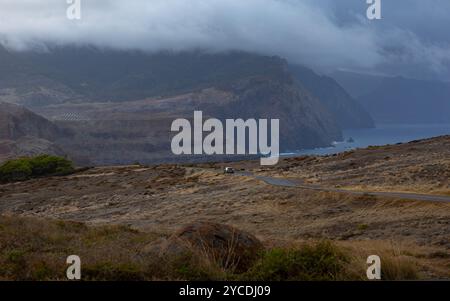 Vue du paysage depuis le point de vue Miradouro da Ponta do Rosto à Caniçal. Voiture floue en mouvement sur la route. Île de Madère, Portugal Banque D'Images