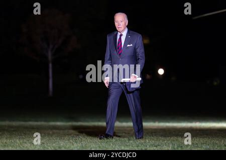 Washington, États-Unis. 22 octobre 2024. Le président AMÉRICAIN Joe Biden revient à la Maison Blanche depuis le New Hampshire, où il a organisé un événement avec le sénateur indépendant du Vermont Bernie Sanders pour plaider en faveur de la réduction des coûts de prescription, à Washington, DC le 22 octobre 2024. Photo de Jim Lo Scalzo/UPI crédit : UPI/Alamy Live News Banque D'Images