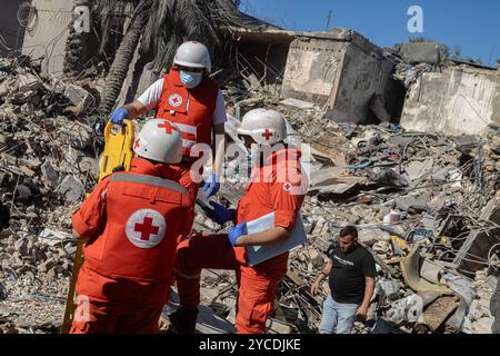 Beyrouth, Liban. 22 octobre 2024. Les secouristes fouillent les décombres dans la banlieue de Jnah à Beyrouth le 22 octobre 2024. Israël a ciblé la zone la nuit précédente, tuant au moins 18 personnes. (Photo de Collin Mayfield/Sipa USA) crédit : Sipa USA/Alamy Live News Banque D'Images