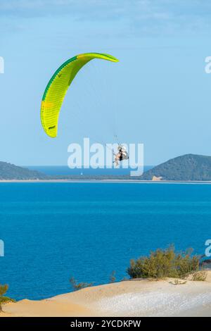 Parapente survolant Carlo Sandblow, Rainbow Beach, Queensland Australie Banque D'Images