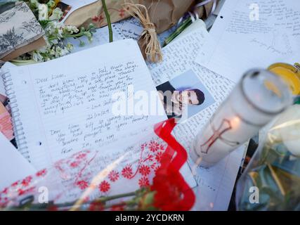 New York, États-Unis. 22 octobre 2024. Les fans pleurent la perte de Liam Payne à un mémorial de fleurs, bougies, photos et notes manuscrites à Washington Square Park le mardi 22 octobre 2024 à New York. Liam Payne, ancien membre de One Direction, est décédé mercredi après être tombé du balcon d'un hôtel à Buenos Aires, en Argentine. Photo de John Angelillo/UPI crédit : UPI/Alamy Live News Banque D'Images