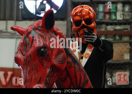 Une pièce de fibres de verre et de résine pour flotteurs allégoriques qui sera utilisée dans le cadre du Mega Day of the Dead Parade est vue à l'usine d'artisanat El Volador, est l'un des ateliers en charge de la fabrication des flotteurs, des costumes et de la marionnette ajolote monumentale qui mènera la prochaine parade Dia de Muertos à Mexico. Le 22 octobre 2024 à Mexico, Mexique. (Crédit image : © Carlos Santiago/eyepix via ZUMA Press Wire) USAGE ÉDITORIAL SEULEMENT! Non destiné à UN USAGE commercial ! Banque D'Images