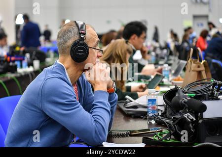 Kazan, Russie. 22 octobre 2024. Les professionnels des médias travaillent au centre des médias du 16e sommet BRICS à Kazan, Russie, 22 octobre 2024. Le centre média du 16ème sommet BRICS a été mis en service mardi. Crédit : Cao Yang/Xinhua/Alamy Live News Banque D'Images