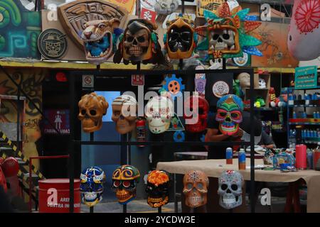 Une pièce de fibres de verre et de résine pour flotteurs allégoriques qui sera utilisée dans le cadre du Mega Day of the Dead Parade est vue à l'usine d'artisanat El Volador, est l'un des ateliers en charge de la fabrication des flotteurs, des costumes et de la marionnette ajolote monumentale qui mènera la prochaine parade Dia de Muertos à Mexico. Le 22 octobre 2024 à Mexico, Mexique. (Crédit image : © Carlos Santiago/eyepix via ZUMA Press Wire) USAGE ÉDITORIAL SEULEMENT! Non destiné à UN USAGE commercial ! Banque D'Images