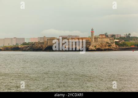 Le Château des trois Rois de Morro avec son phare à Bahia de la Habana Bay, la Havane, Cuba Banque D'Images