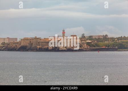 Le Château des trois Rois de Morro avec son phare à Bahia de la Habana Bay, la Havane, Cuba Banque D'Images